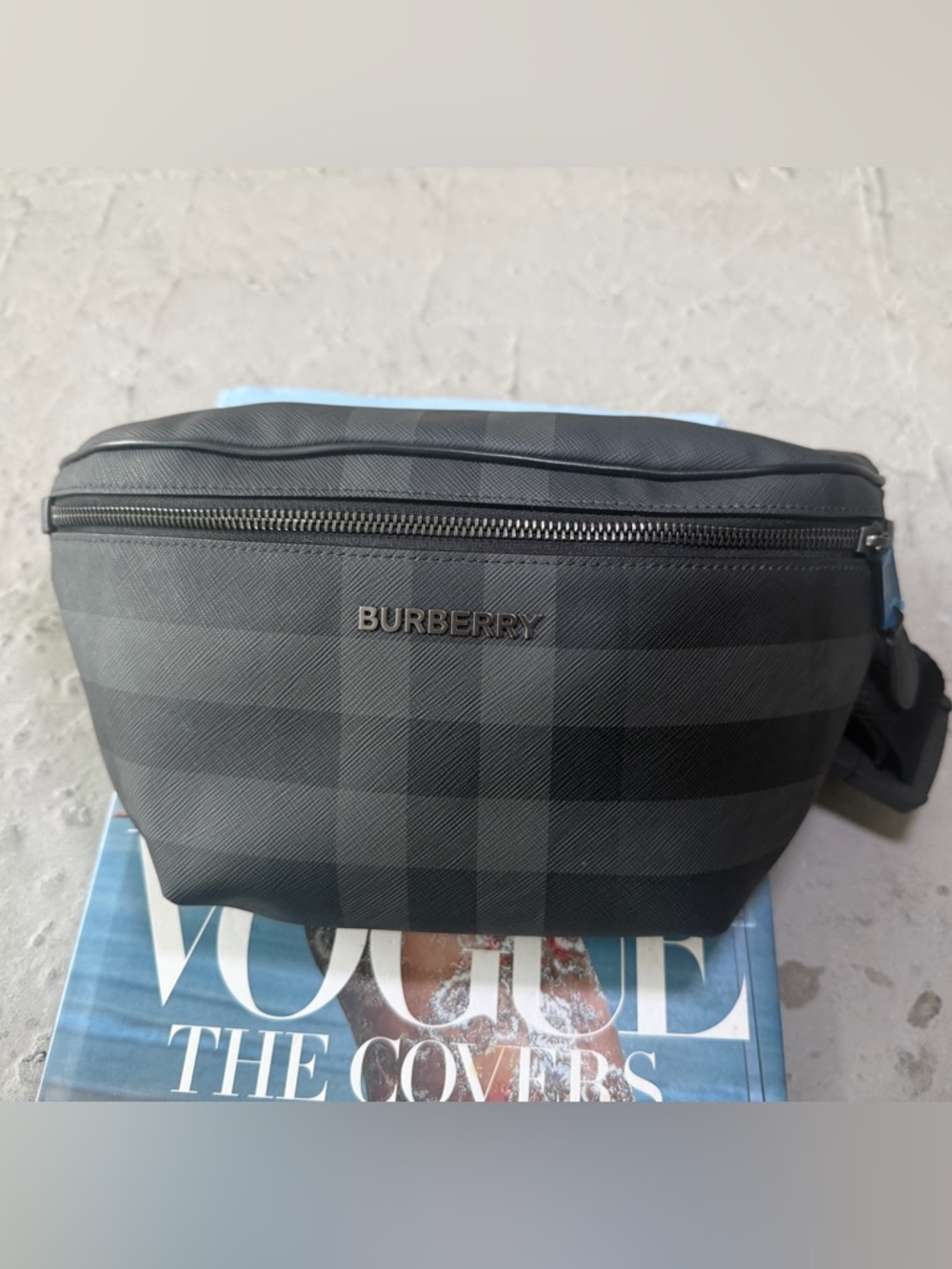 BURBERRY unisex Cason Belt Bag in Charcoal with imperfection. - Picture 5 of 8